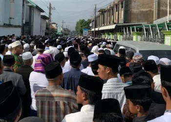 Ribuan orang mengantarkan Nyai Hj Mamnunah Yahya ke peristirahatan terakhirnya. Foto/Irham Thoriq
