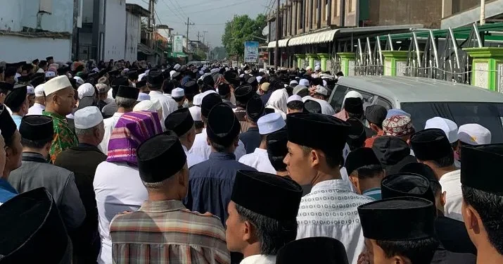 Ribuan orang mengantarkan Nyai Hj Mamnunah Yahya ke peristirahatan terakhirnya. Foto/Irham Thoriq