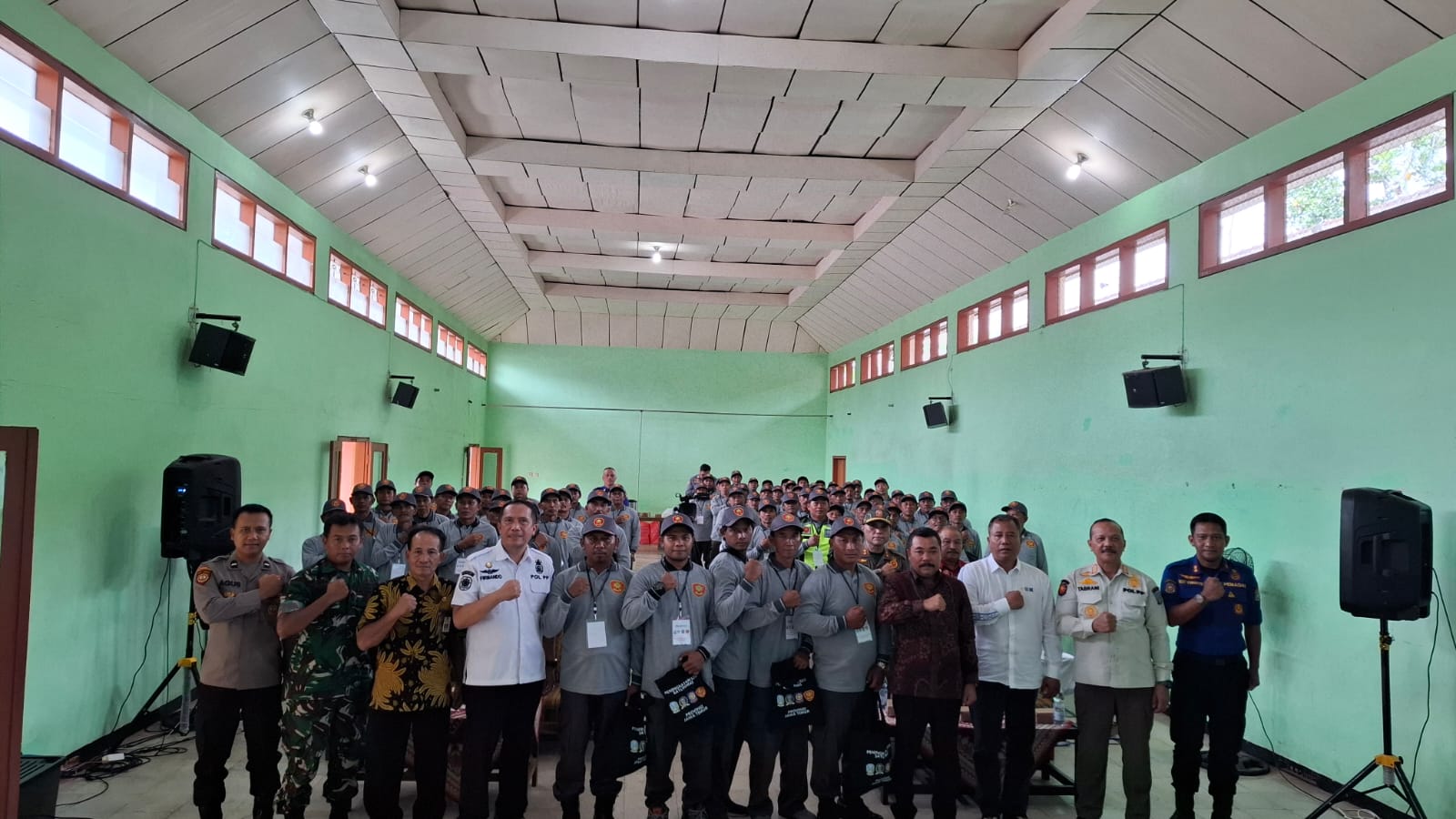 Foto bertama para peserta pelatihan Satlinmas. Foto: Aisyah Nawangsari Putri