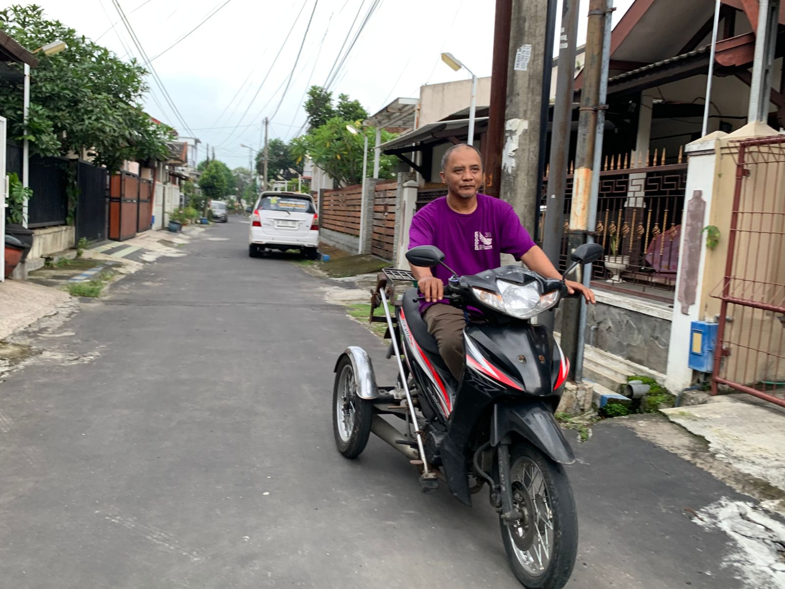 Cerita manusia: Aan Susianto atau dodik difabel yang kini bekerja di Tugu Media Group. Foto/Irham THoriq