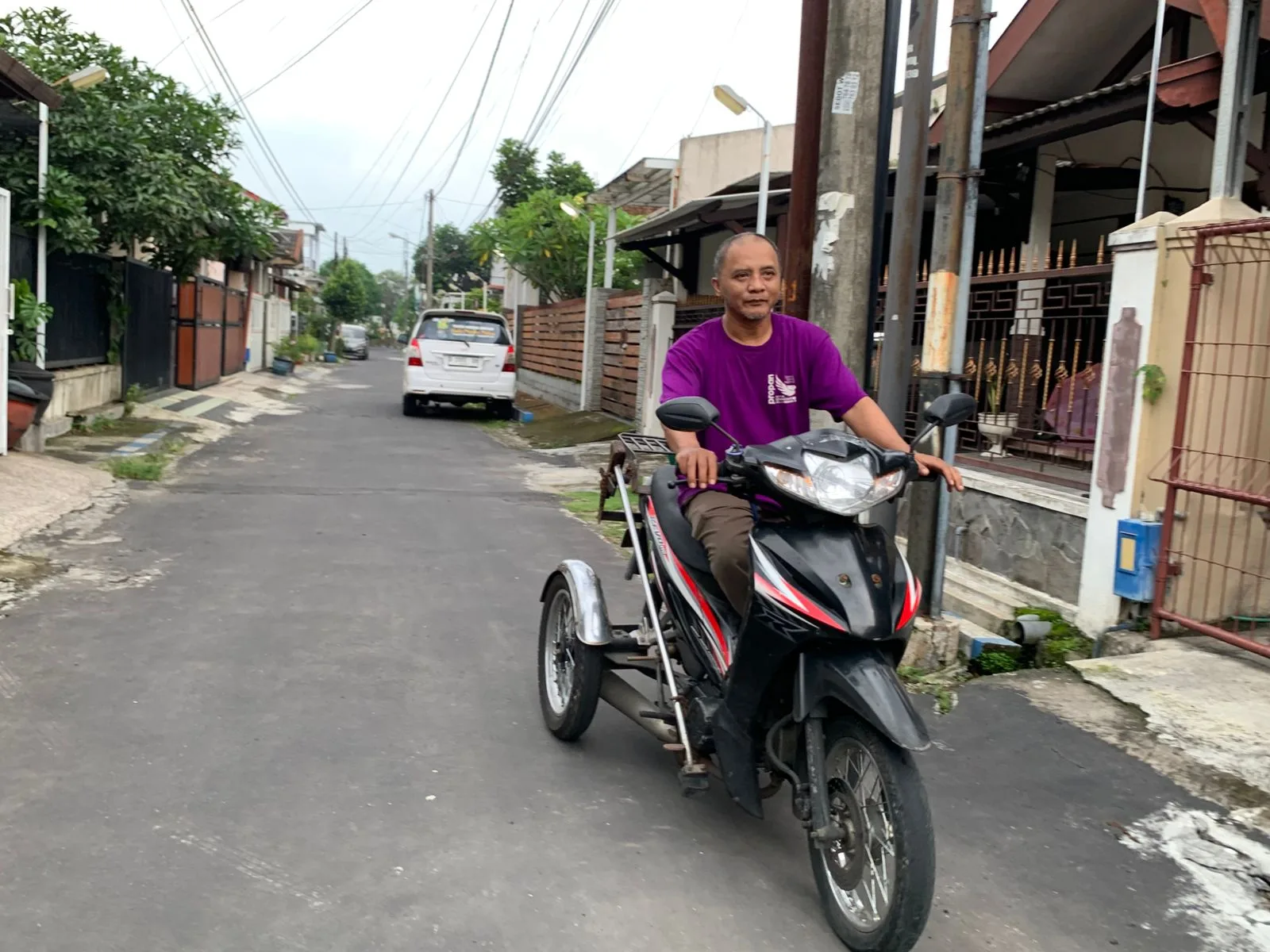 Cerita manusia: Aan Susianto atau dodik difabel yang kini bekerja di Tugu Media Group. Foto/Irham THoriq