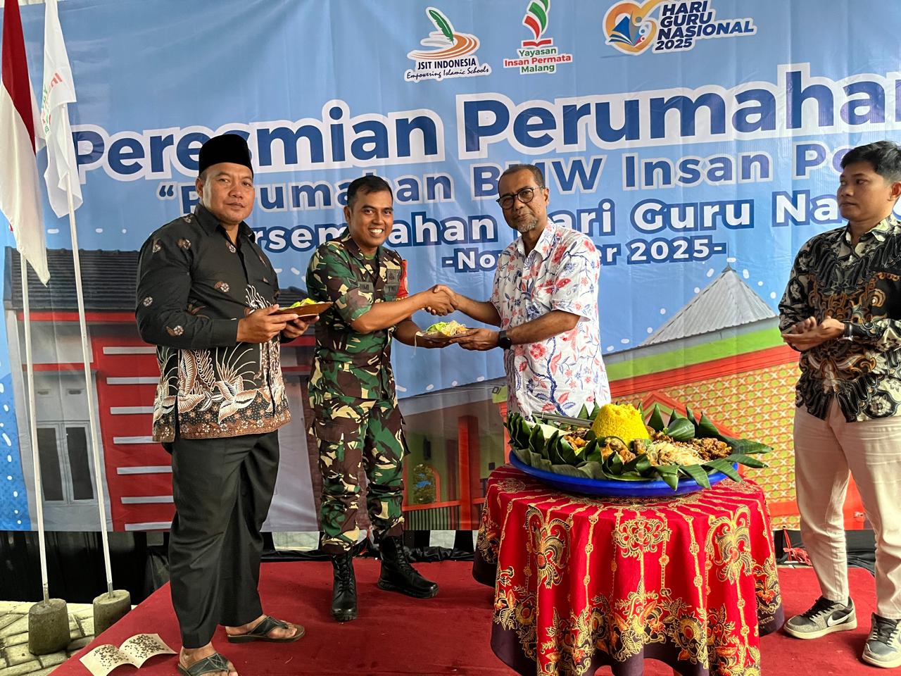Penyerahan tumpeng secara simbolik yang diberikan Ketua Yayasan Insan Permata Malang, Prof. Ir. H. Ludfi Djakfar. M.SCE, Ph.D kepada Kepala Dusun Mojosari, Mulyono (paling kiri) dan Babinsa Desa Ngenep, Karangploso, Fahmi. /Foto: Tugumalang.id/Bagus Rachmad Saputra.