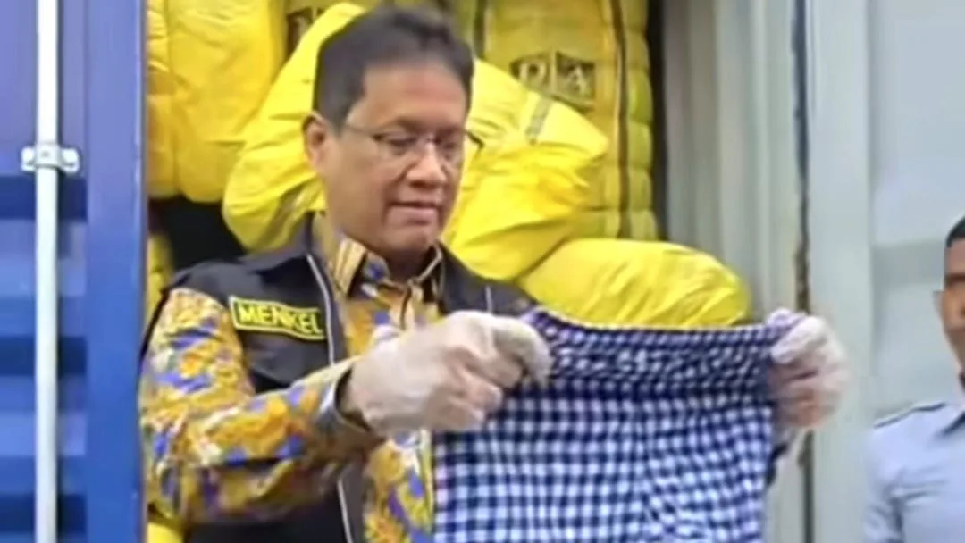 Menkeu Purbaya saat sidak thrifting ilegal. Foto: Istimewa