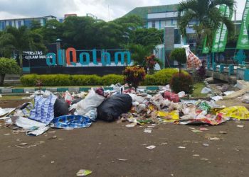 Tumpukan sampah di sepanjang rute Pesona Gondanglegi 2025. Foto/Muhammad Jazuli.