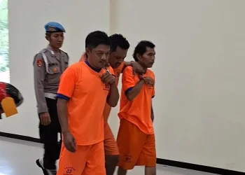 Tersangka TS dipapah dua tersangka lainnya. Foto: Aisyah Nawangsari Putri