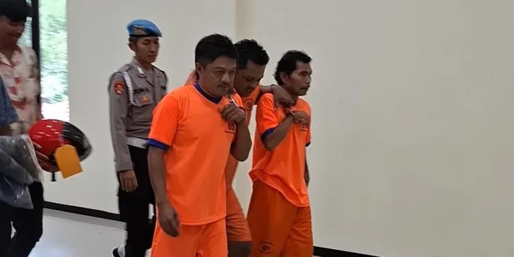 Tersangka TS dipapah dua tersangka lainnya. Foto: Aisyah Nawangsari Putri