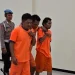 Tersangka TS dipapah dua tersangka lainnya. Foto: Aisyah Nawangsari Putri