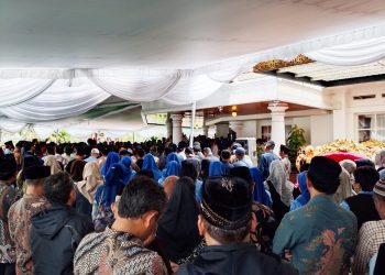 Suasana rumah duka dipadati pelayat untuk penghormatan terakhir kepada Istri Wali Kota Malang. (Foto/M Sholeh)