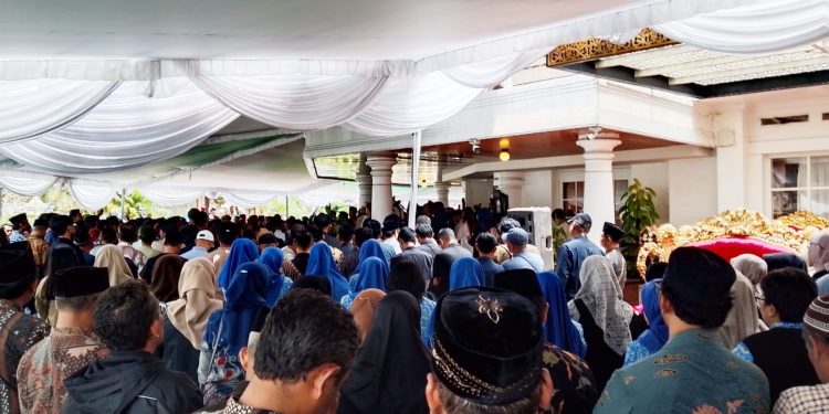 Suasana rumah duka dipadati pelayat untuk penghormatan terakhir kepada Istri Wali Kota Malang. (Foto/M Sholeh)