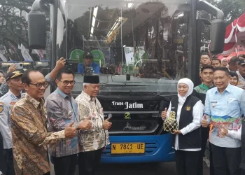 Gubernur Jatim, Khofifah Indar Parawansa meresmikan operasional Bus Trans Jatim di Kota Malang. (Foto/M Sholeh)