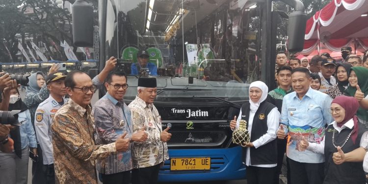 Gubernur Jatim, Khofifah Indar Parawansa meresmikan operasional Bus Trans Jatim di Kota Malang. (Foto/M Sholeh)