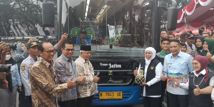 Gubernur Jatim, Khofifah Indar Parawansa meresmikan operasional Bus Trans Jatim di Kota Malang. (Foto/M Sholeh)