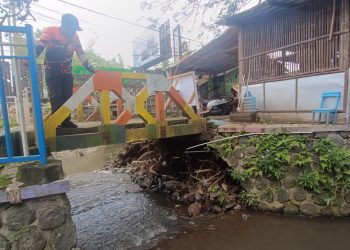 Jembatan menuju ke sekolah TK di Kota Batu rawan ambrol. Foto: BPBD Kota Batu