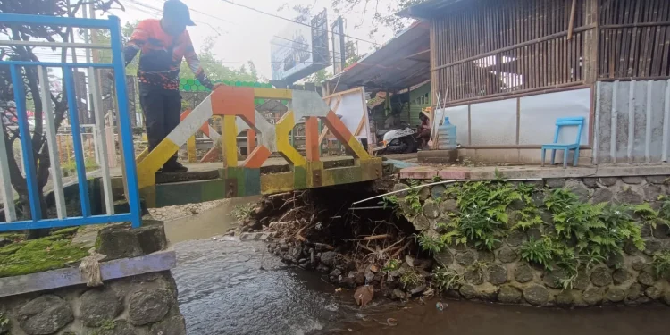 Jembatan menuju ke sekolah TK di Kota Batu rawan ambrol. Foto: BPBD Kota Batu