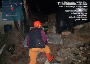 Tembok rumah warga ambrol akibat plengsengan tergerus air. Foto: BPBD Kabupaten Malang
