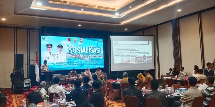 Kepala Bapenda Kota Malang, Handi Priyanto melakukan sosialisasi terkait Opsen PKB dan BBNKB. (Foto/M Sholeh)