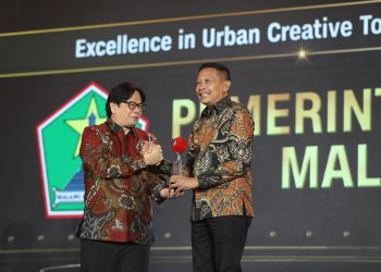 Wali Kota Malang, Wahyu Hidayat menerima penghargaan nasional atas gagasan Program 1.000 Event. (Foto/dok. Prokopim Setda Kota Malang)