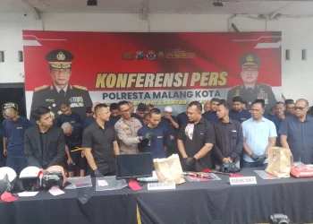 Pelaku pencurian mobil di Kota Malang mengungkap aksinya. (Foto/M Sholeh)