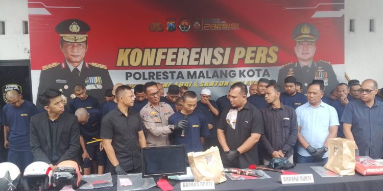 Pelaku pencurian mobil di Kota Malang mengungkap aksinya. (Foto/M Sholeh)