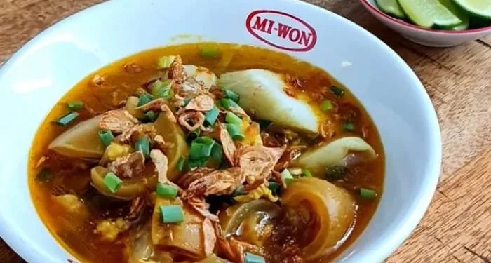 Nikmati kelezatan lontong kikil Surabaya di Malang dengan rekomendasi tempat terbaik. /Foto: Pinterest/Lincoln Elvin