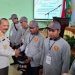 Kepala Bidang Ketentraman dan Ketertiban Umum Satpol PP Provinsi Jawa Timur, Muhammad Tabrani serahkan seminar kit kepada peserta. Foto: Aisyah Nawangsari Putri