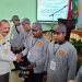 Kepala Bidang Ketentraman dan Ketertiban Umum Satpol PP Provinsi Jawa Timur, Muhammad Tabrani serahkan seminar kit kepada peserta. Foto: Aisyah Nawangsari Putri