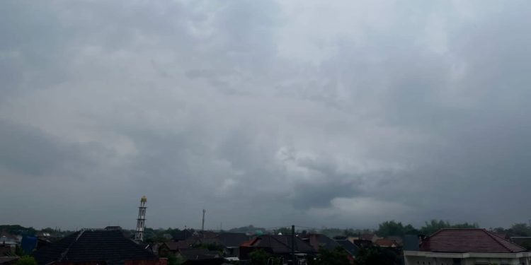 Informasi prakiraan cuaca Malang untuk hari Senin, 3 November 2025 yang diperkirakan dalam kondisi hujan ringan sepanjang hari. /Foto: Tugumalang.id/Bagus Rachmad Saputra