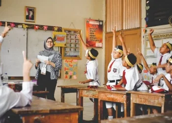 Fakta menarik peringatan Hari Guru Nasional 2025 yang mengusung tema Guru Hebat, Indonesia Kuat. /Foto: Pinterest/Farid Candra