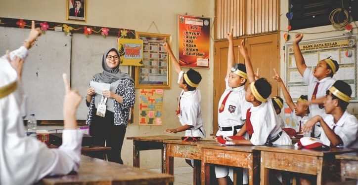 Fakta menarik peringatan Hari Guru Nasional 2025 yang mengusung tema Guru Hebat, Indonesia Kuat. /Foto: Pinterest/Farid Candra