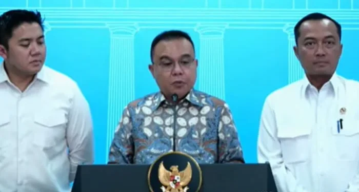 Wakil Ketua DPR RI, Sufmi Dasco Ahmad (tengah) menyampaikan surat hak rehabilitasi yang diterbitkan Presiden Prabowo dalam perkara ASDP. /Foto: Tangkapan layar YouTube Sekretariat Presiden.