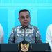 Wakil Ketua DPR RI, Sufmi Dasco Ahmad (tengah) menyampaikan surat hak rehabilitasi yang diterbitkan Presiden Prabowo dalam perkara ASDP. /Foto: Tangkapan layar YouTube Sekretariat Presiden.