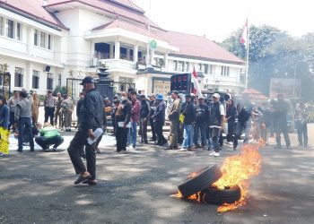 Aksi demo di depan Balai Kota Malang mendesak Pemkot tegas tuntaskan pembangunan jalan tembus Candi Panggung. (Foto/M Sholeh)