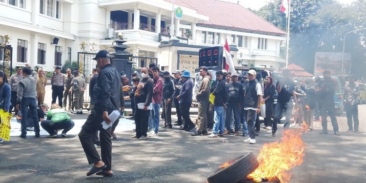 Aksi demo di depan Balai Kota Malang mendesak Pemkot tegas tuntaskan pembangunan jalan tembus Candi Panggung. (Foto/M Sholeh)