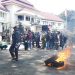 Aksi demo di depan Balai Kota Malang mendesak Pemkot tegas tuntaskan pembangunan jalan tembus Candi Panggung. (Foto/M Sholeh)