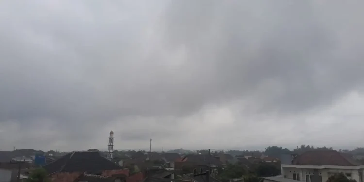 Prakiraan cuaca Malang hari Sabtu 15 November 2025 diperkirakan terjadi hujan dengan intensitas ringan hingga sedang. /Foto: Tugumalang.id/Bagus Rachmad Saputra