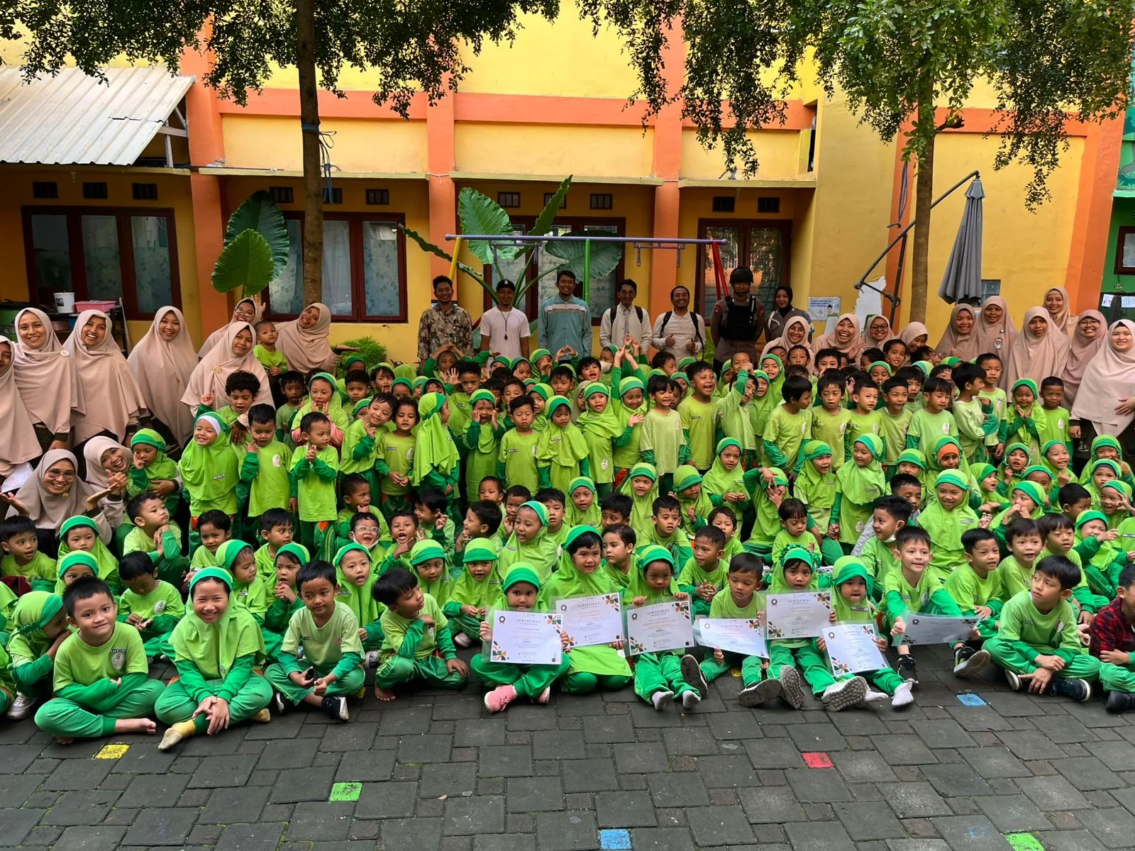 Siswa PAUD IT Insan Permata dari jenjang KB dan TK berpose bersama guru dan perwakilan orang tua siswa dalam kegiatan Parent Day Hari Ayah dengan tema Ayahku Sahabatku. /Foto: Tugumalang.id/Bagus Rachmad Saputra.