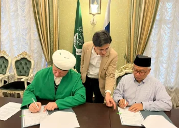 Dr Isroqunnajah MAg perwakilan UIN Malang teken MoU bersama Mufti Moskow, Albir Krganov. Foto/dok. UIN Malang