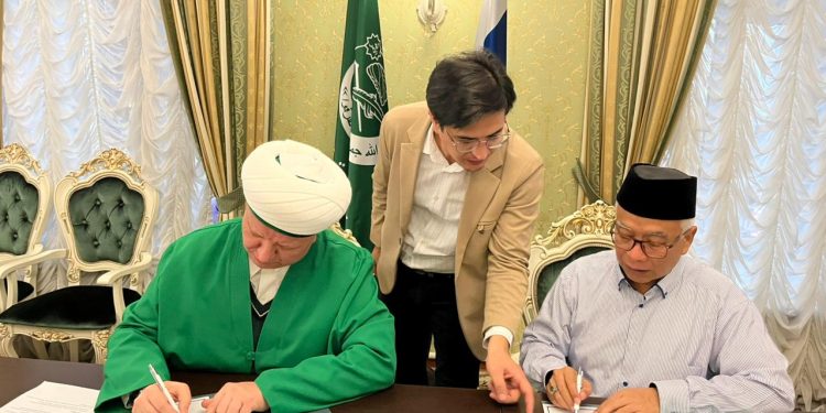 Dr Isroqunnajah MAg perwakilan UIN Malang teken MoU bersama Mufti Moskow, Albir Krganov. Foto/dok. UIN Malang