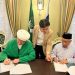 Dr Isroqunnajah MAg perwakilan UIN Malang teken MoU bersama Mufti Moskow, Albir Krganov. Foto/dok. UIN Malang