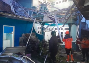 Rumah warga di Dau alami kerusakan akibat terjangan angin puting beliung. Foto: BPBD Kabupaten Malang