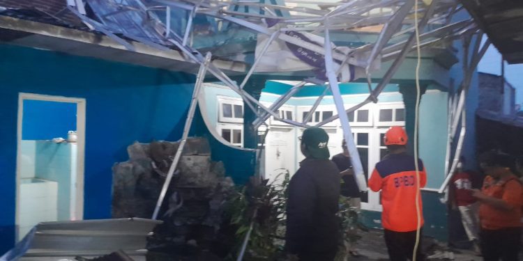 Rumah warga di Dau alami kerusakan akibat terjangan angin puting beliung. Foto: BPBD Kabupaten Malang