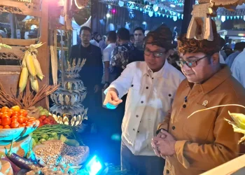 Wali Kota Batu Nurochman mendampingi Menteri Ekraf Teuku Riefky Harsya melihat potensi ekraf Kota Batu di Produk Local Fest 2025. Foto: Azmy