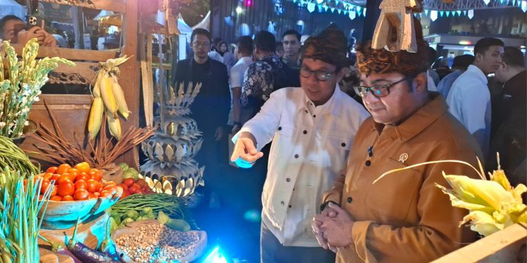 Wali Kota Batu Nurochman mendampingi Menteri Ekraf Teuku Riefky Harsya melihat potensi ekraf Kota Batu di Produk Local Fest 2025. Foto: Azmy
