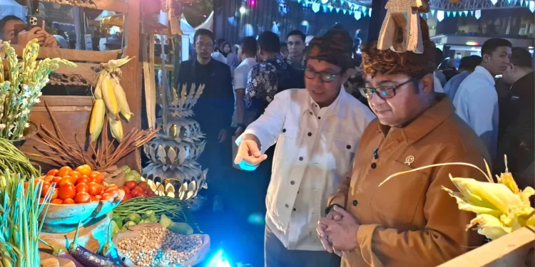 Wali Kota Batu Nurochman mendampingi Menteri Ekraf Teuku Riefky Harsya melihat potensi ekraf Kota Batu di Produk Local Fest 2025. Foto: Azmy