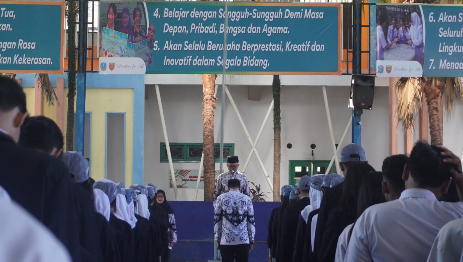 Upacara Peringatan Hari Guru Nasional 2025 di SMKN 2 Malang berlangsung khidmat. /Foto: Dok.SMKN 2 Malang.