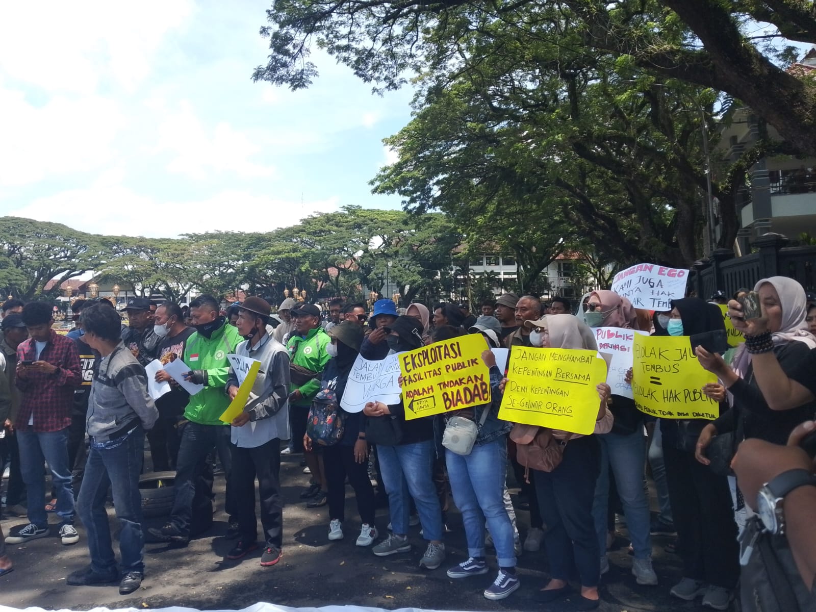 Aksi demo di depan Balai Kota Malang mendesak Pemkot tegas tuntaskan pembangunan jalan tembus Candi Panggung. (Foto/M Sholeh)