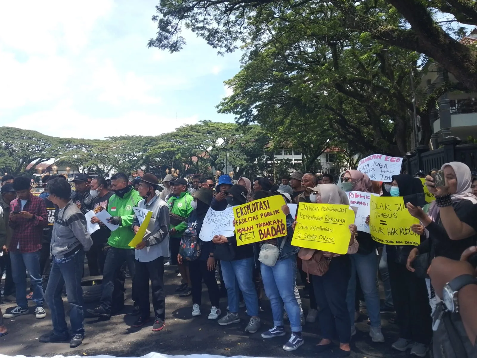 Aksi demo di depan Balai Kota Malang mendesak Pemkot tegas tuntaskan pembangunan jalan tembus Candi Panggung. (Foto/M Sholeh)