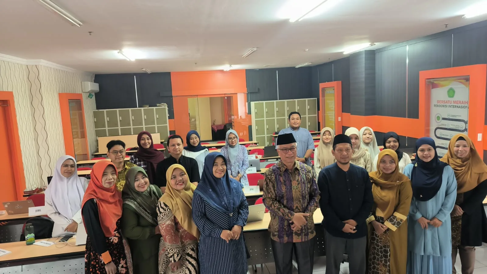 Peserta Klinik DOAJ yang mayoritas merupakan pengelola jurnal ilmiah berpose bersama Ketua LP2M UIN Malang, Dr. Isroqunnajah, M.Ag (nomor liman dari kanan). /Foto: Dok. UIN Malang.
