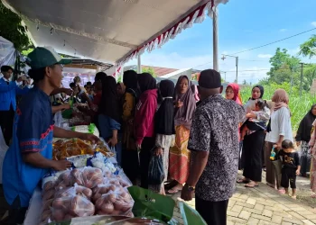 Warga mengantre membeli sembako di pasar murah. Foto: Aisyah Nawangsari Putri