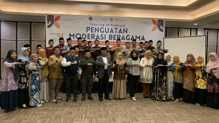 Pose bersama peserta program ToT Moderasi Beragama bersama Rektor UIN Malang, Prof. Dr. Ilfi Nur Diana, M.Si (nomor 9 dari kanan). /Foto: Dok. UIN Malang.
